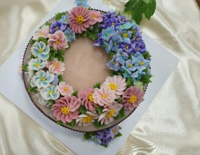 잠실한국문화센터 
앙금플라워 떡케이크 강좌는
매주 월요일  
                      15:00~18:00 타임/
                      18:0030~ 20:30 타임
                      진행하고 있습니다 
수업 과정;  앙금플라워 자격증 반/
                   평생교육바우처카드 반-/
                  앙금플라워 취미반
                  과정이 있습니다
  수업 문의;  02) 415-2998
  카카오톡   mini9973
*기초반 과정 꽃들로 어레이지 한 떡케이크 입니다
평생교육바우처카드  회원분의 작품입니다~~^^